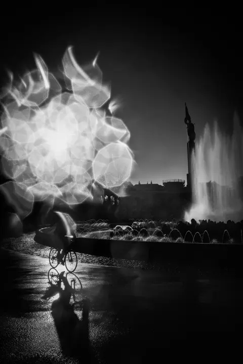 LCCH-FredMortagne-la-fontaine-vienne-Leica-Q3-Monochrom-2560x3840