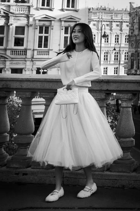 LCCH-FredMortagne-la-touriste-vienne-Leica-Q3-Monochrom-2560x3840