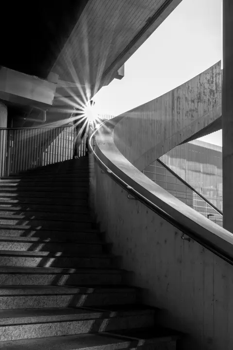 LCCH-StefanBerdat-Sonne-Leica-Q3-Monochrom-2560x3840