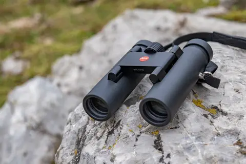 Leica Noctivid Compact lying on a rock
