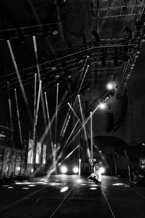 stage lighs b&w