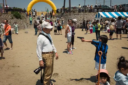 photographer and child on the beach