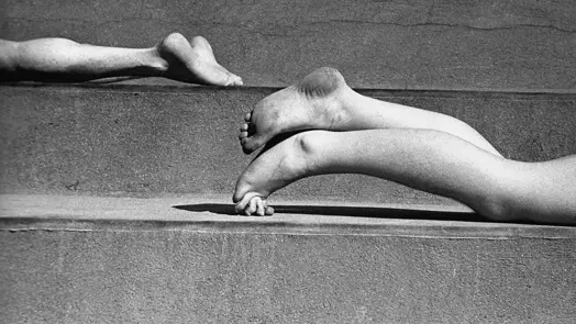 Fred Stein nackte Füße auf Treppe