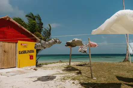 Philipp Gladsome Leica EV1 Kuba Beach Tücher im Wind