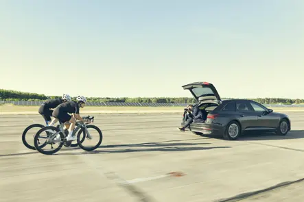 BTS Tino Pohlmann fotografiert zwei Rennradfahrer aus dem fahrenden Auto