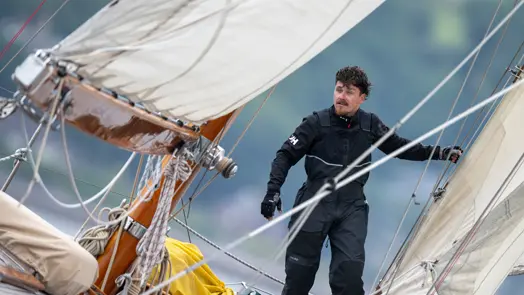 Homme debout sur un bateau