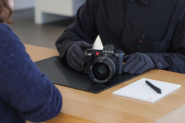 A Leica Expert shows a customer the new Leica SL3.