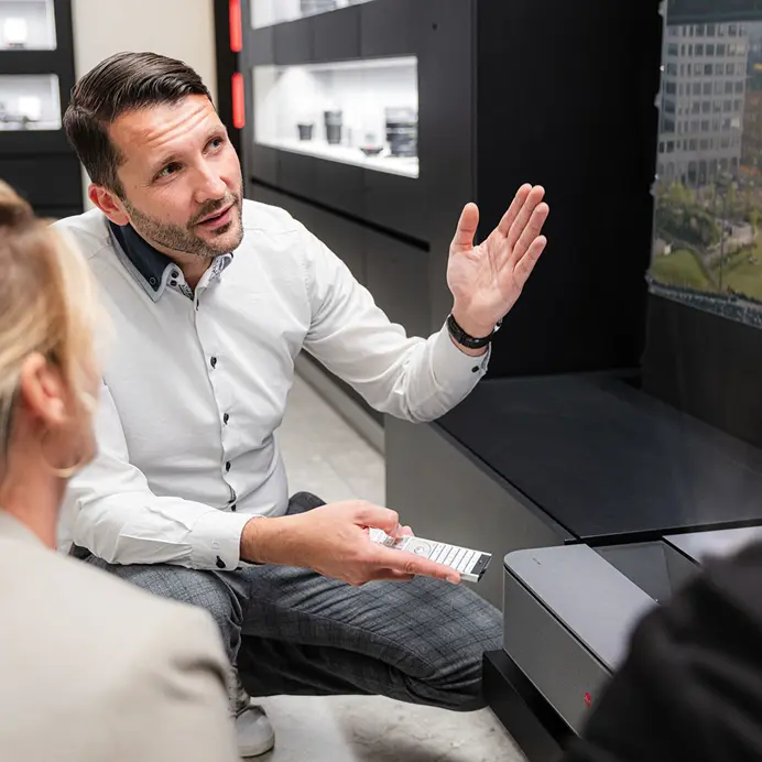 Salesperson advises couple on Cine 1