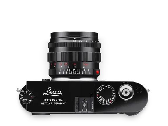 20230_Leica_M11_glossy_black_top_11731_Noctilux-M_1_2-50_glossy_1920px.webp