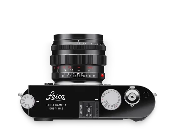 20241_Leica_M11_DUBAI_glossy_black_top_11731_Noctilux-M_1_2-50_glossy_1920px.webp