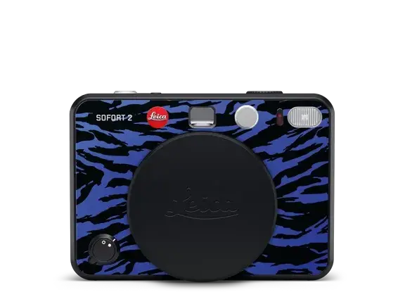 Leica_Sofort2_front_burton_lenscap_1920x1440 (1).webp
