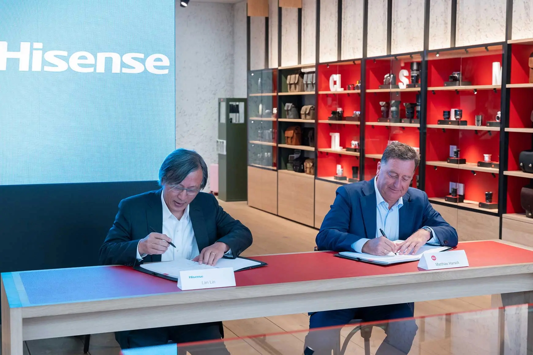02_dr_lan_lin_president_of_hisense_with_matthias_harsch_ceo_leica_camera_ag.jpg