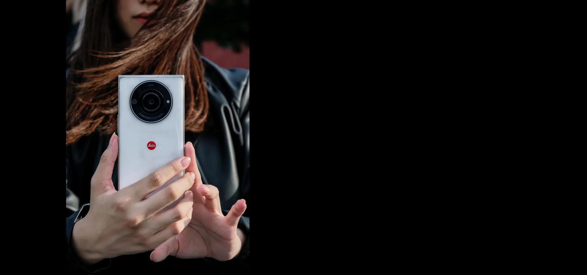 Leitz Phone 2 - Woman holding mobile phone