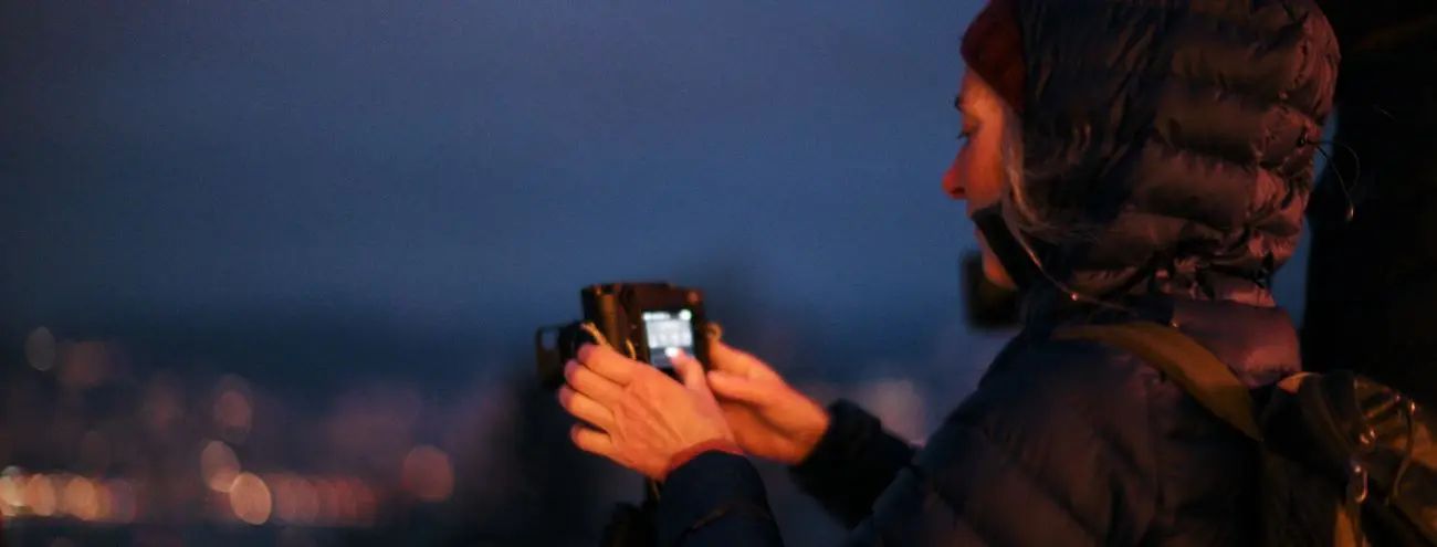 Eine Fotografin mit einer Leica Kamera.