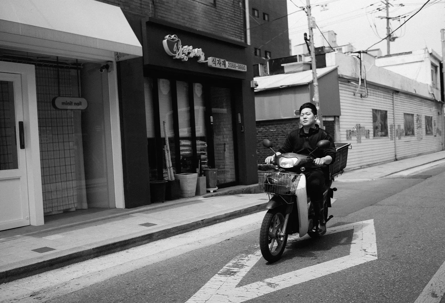 André Josselin mit Leica M11 Seoul Man on Scooter