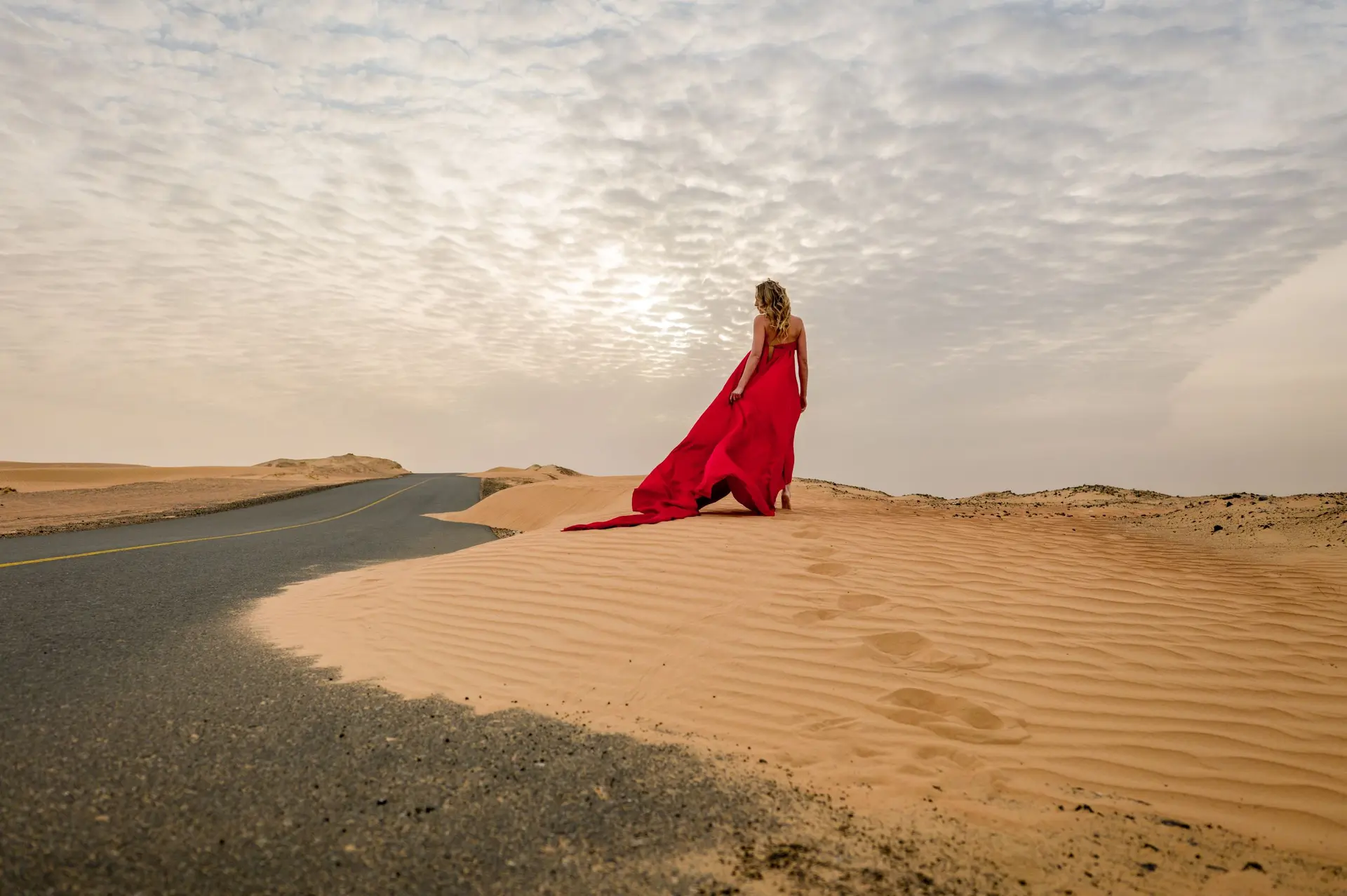 Ein Model in der Wüste in Dubai.