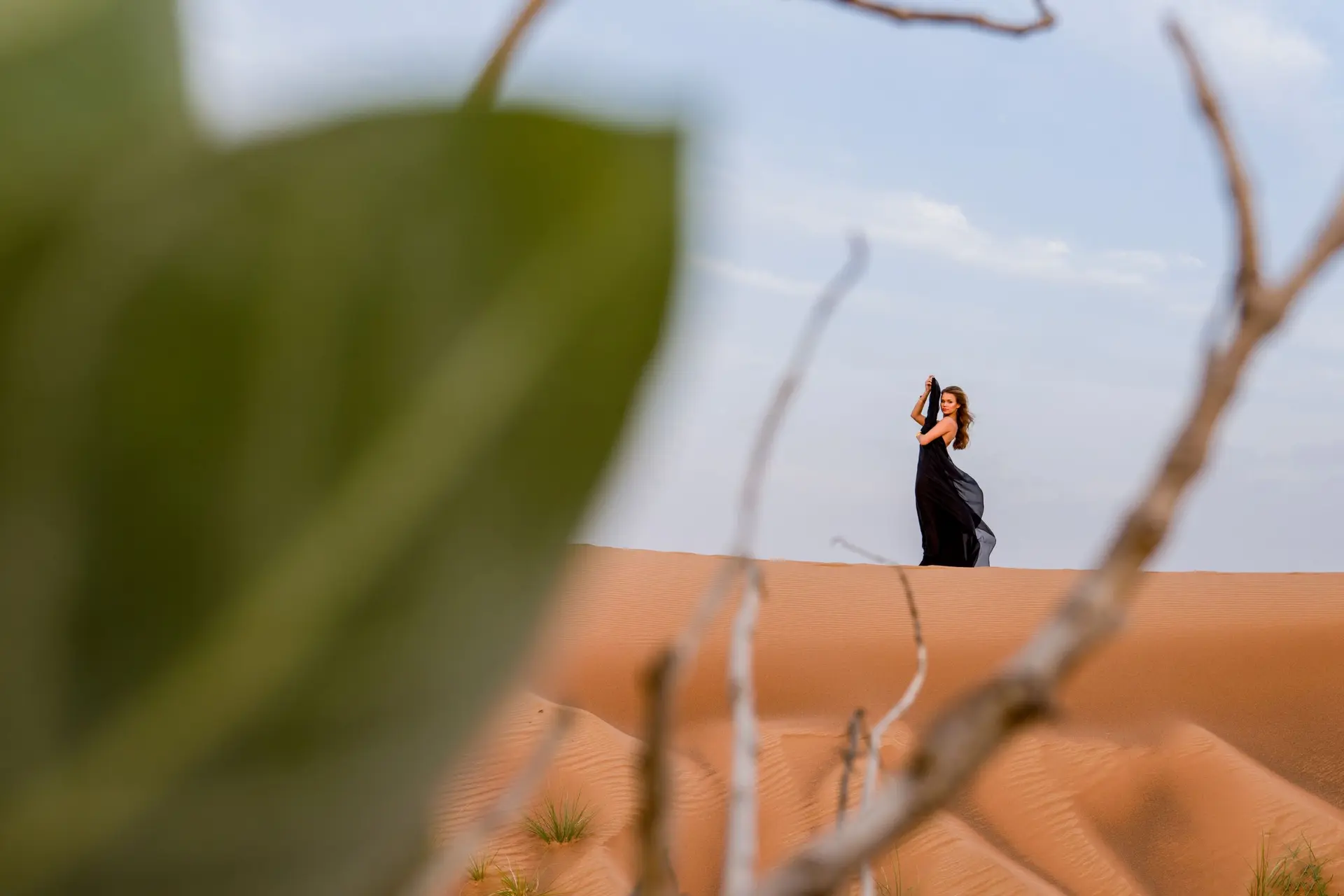 Ein Model in der Wüste in Dubai.