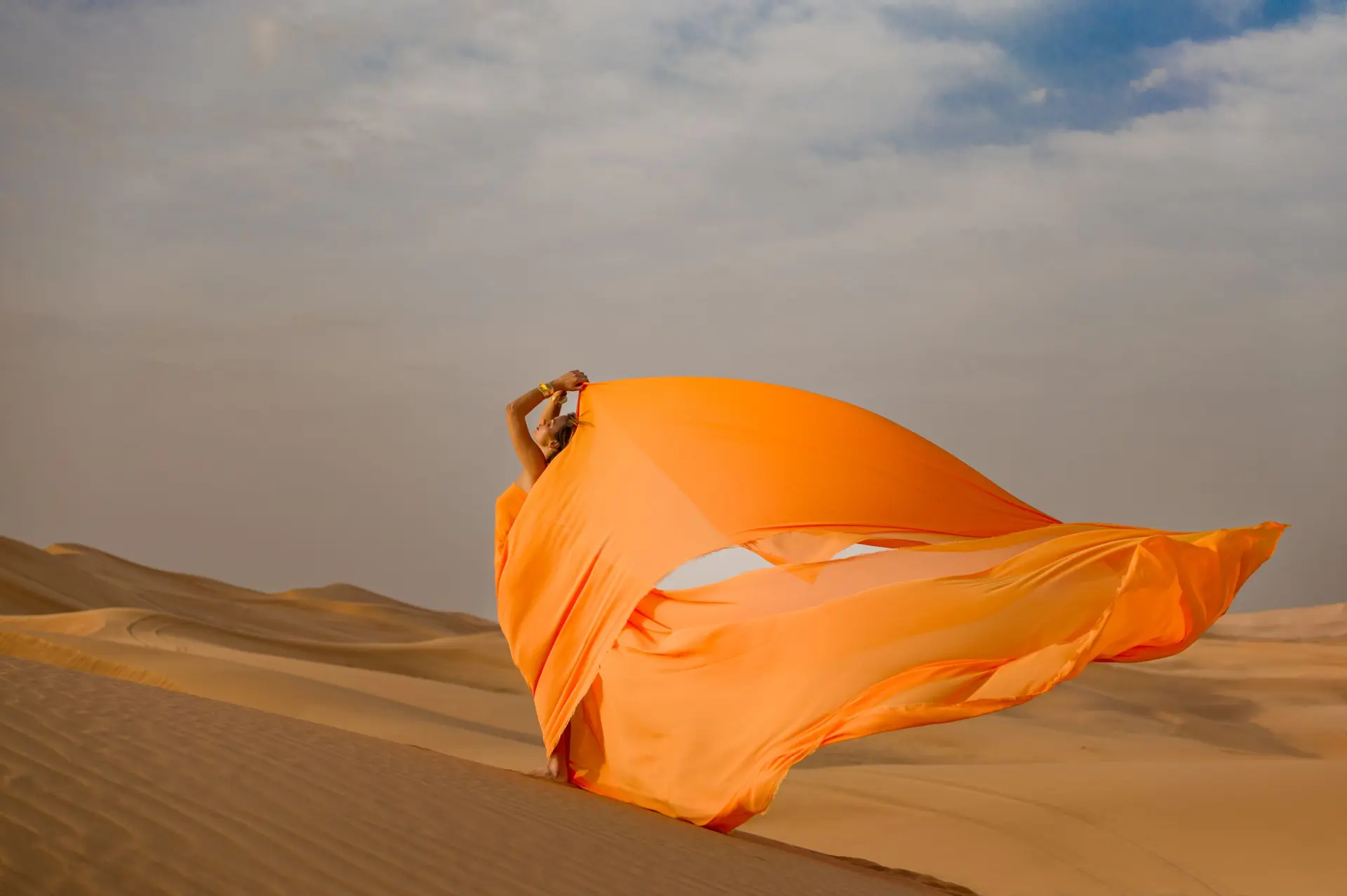 Ein Model in der Wüste in Dubai.