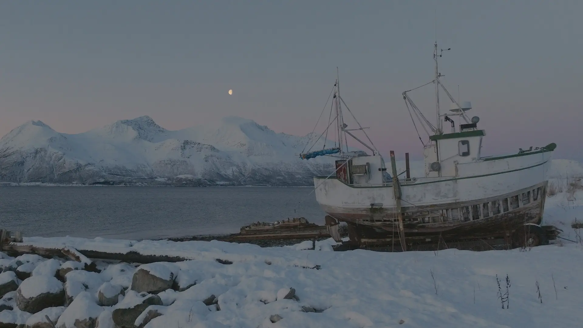 Fishing_boat_in_wintry_Norway