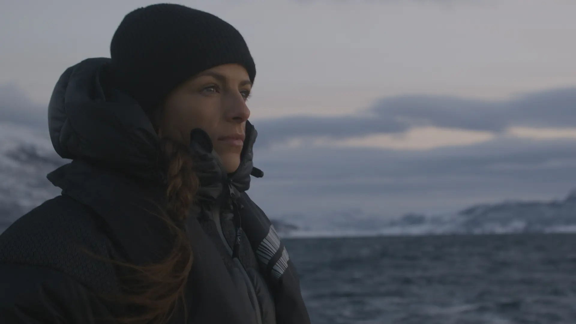 A_woman_with_winter_clothes_in_winter_surroundings