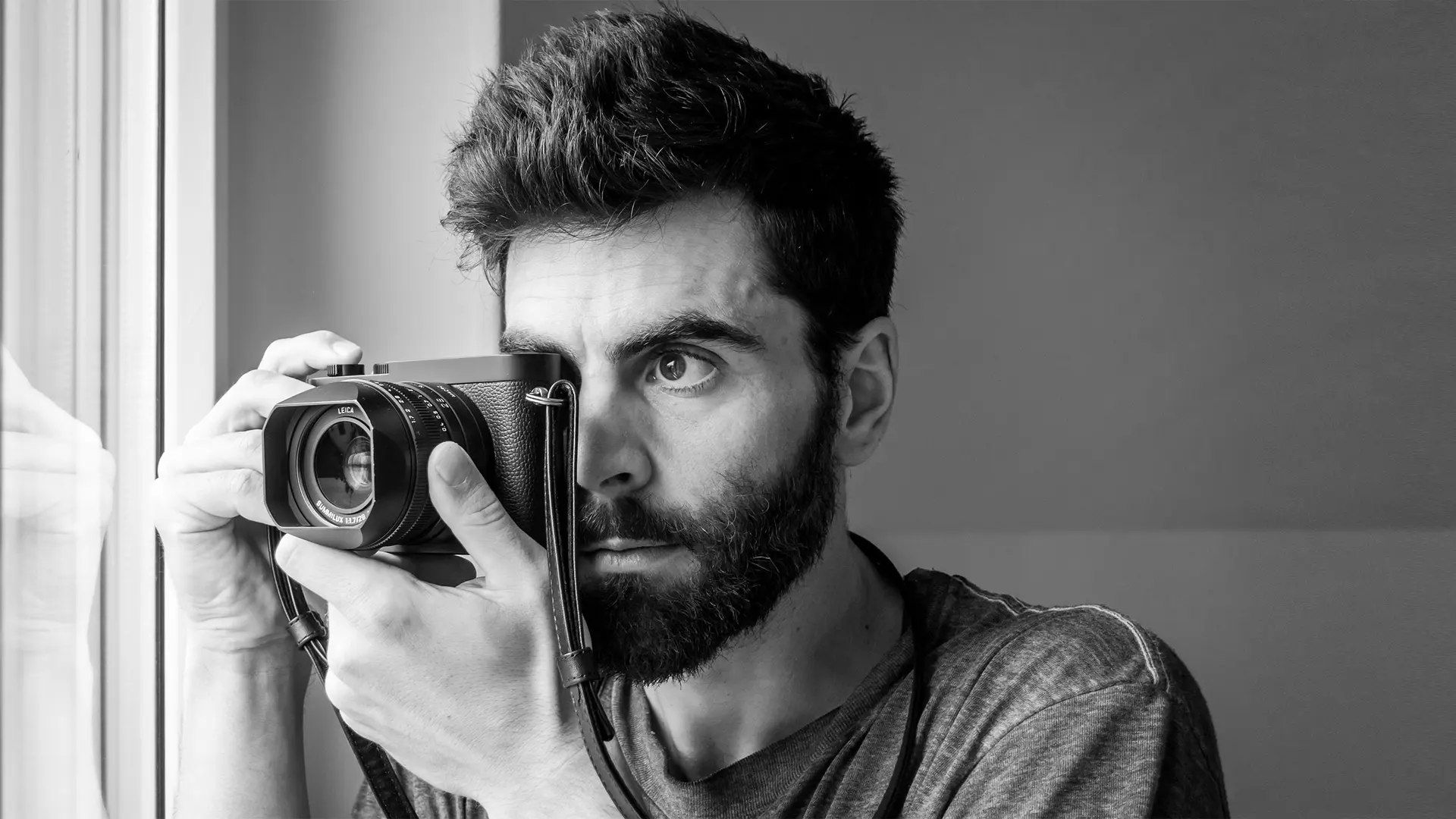 Close-up of a Philipp Weinmann taking a picture with a Leica camera.