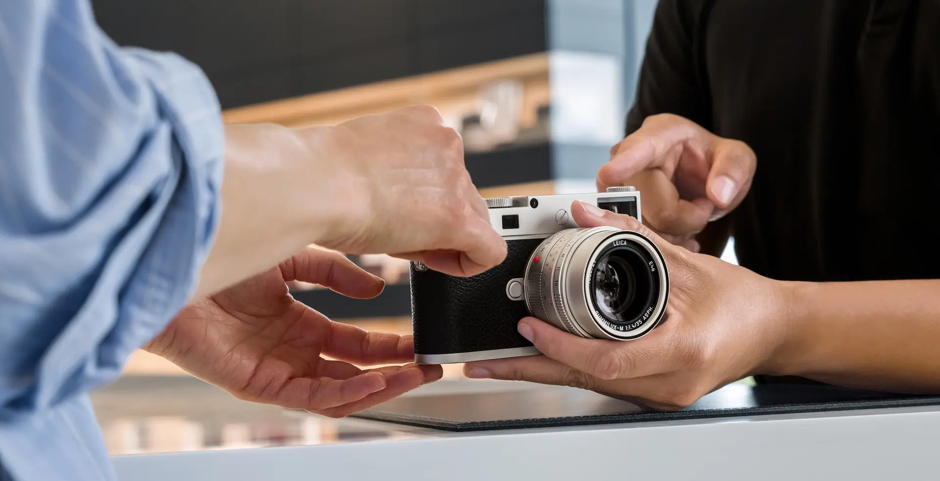 Leica Connect image: Two hands with a Leica M
