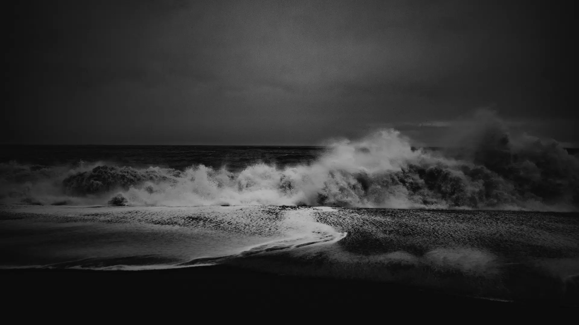 Black and white photo of turbulent waves