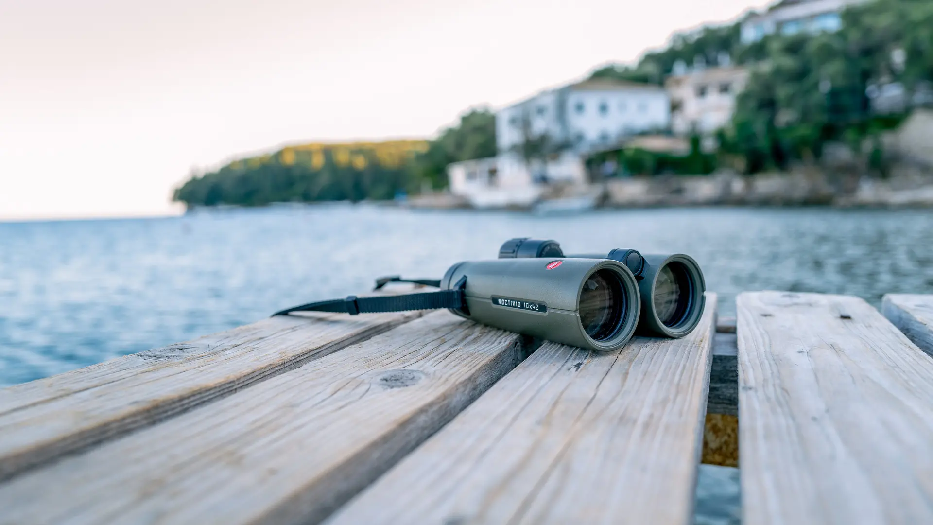 leica_noctivid_10x42_leica-binoculars-maritim_l1000028_hero-content