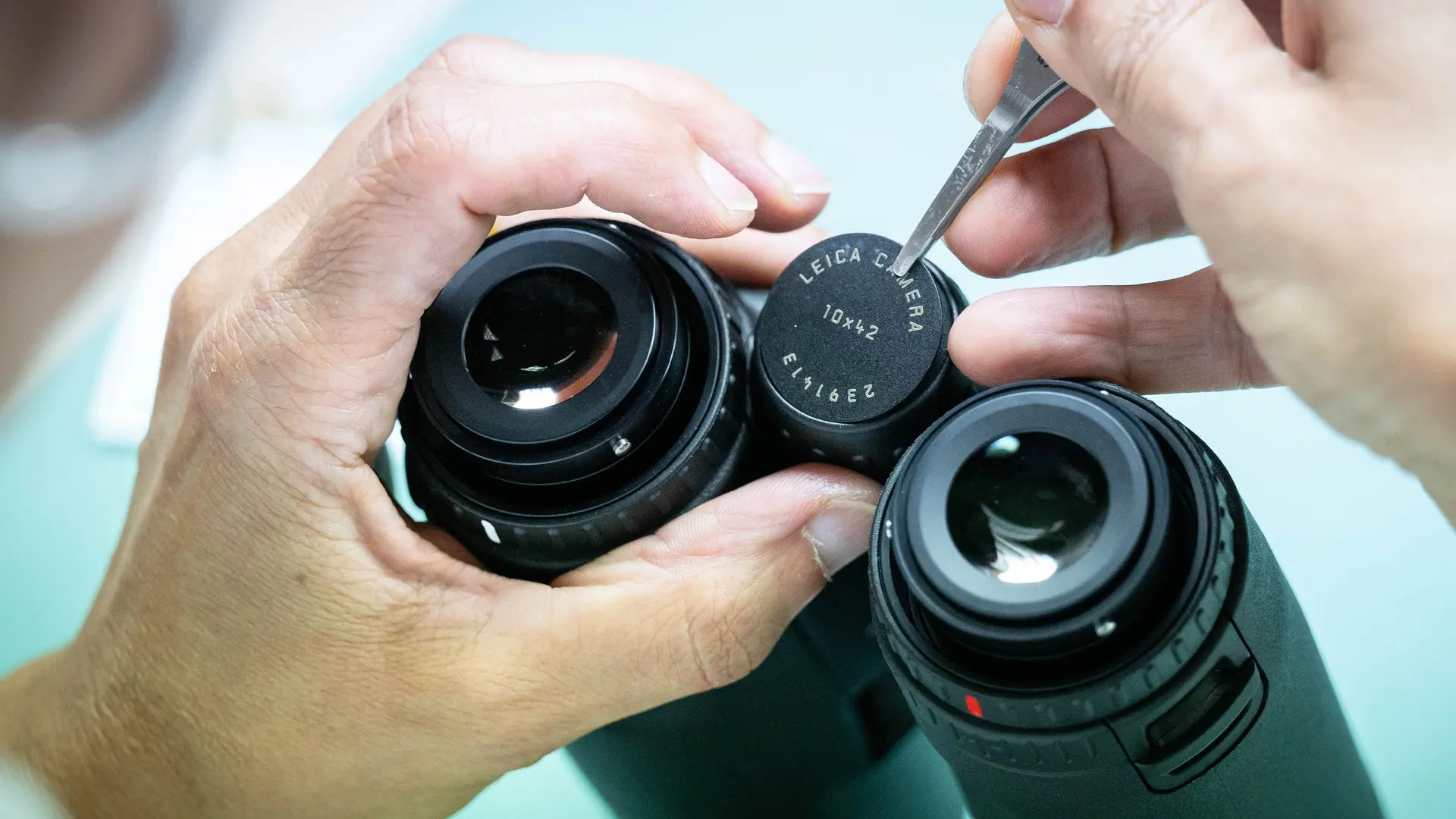 lifestyle-binoculars_leica-geovid-r-factory-portugal