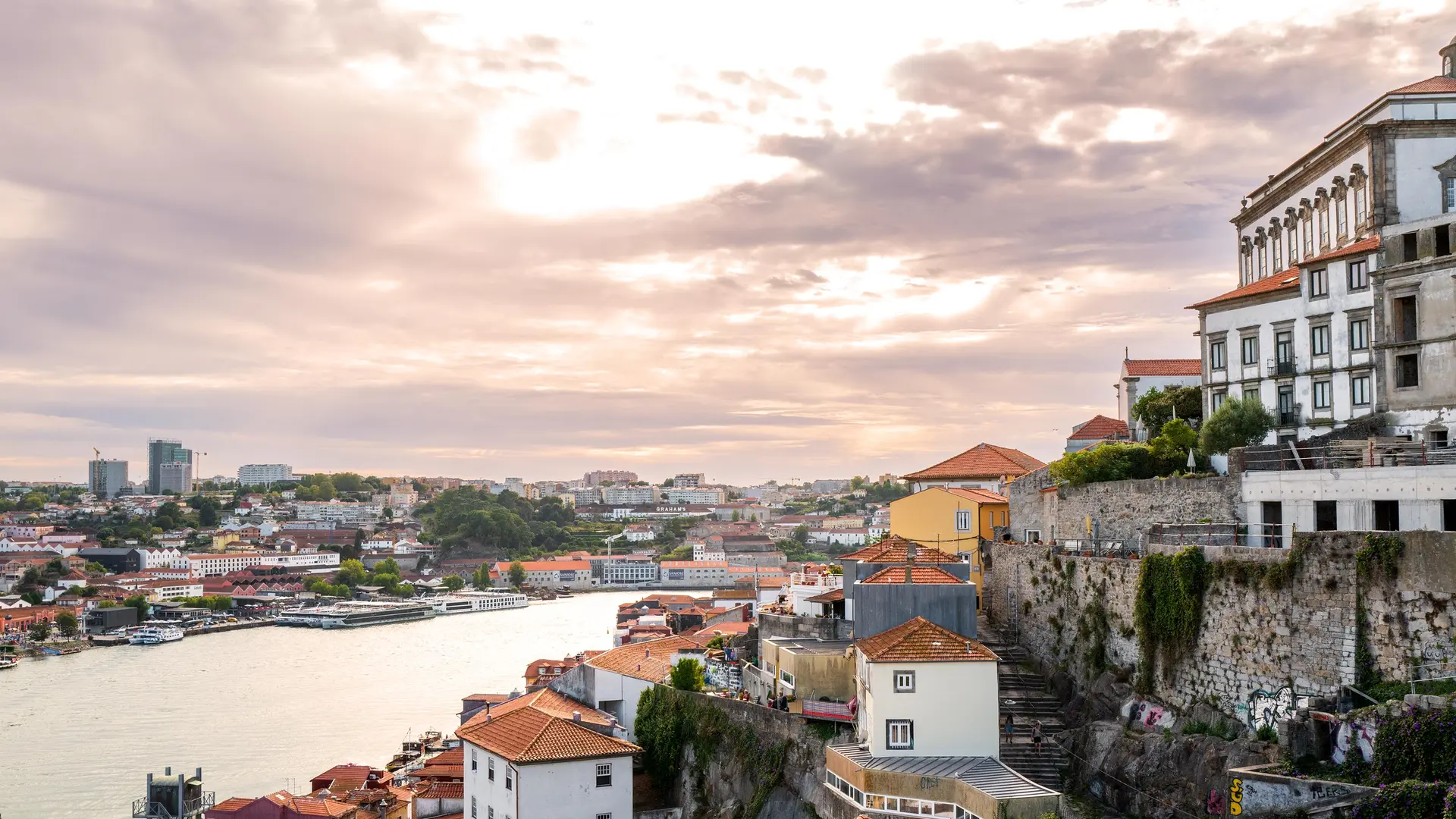 A city on a hillside with a large river flowing through the middle