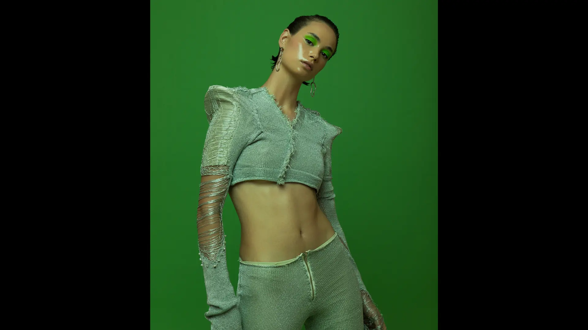 Model in front of a green background fotoshooting
