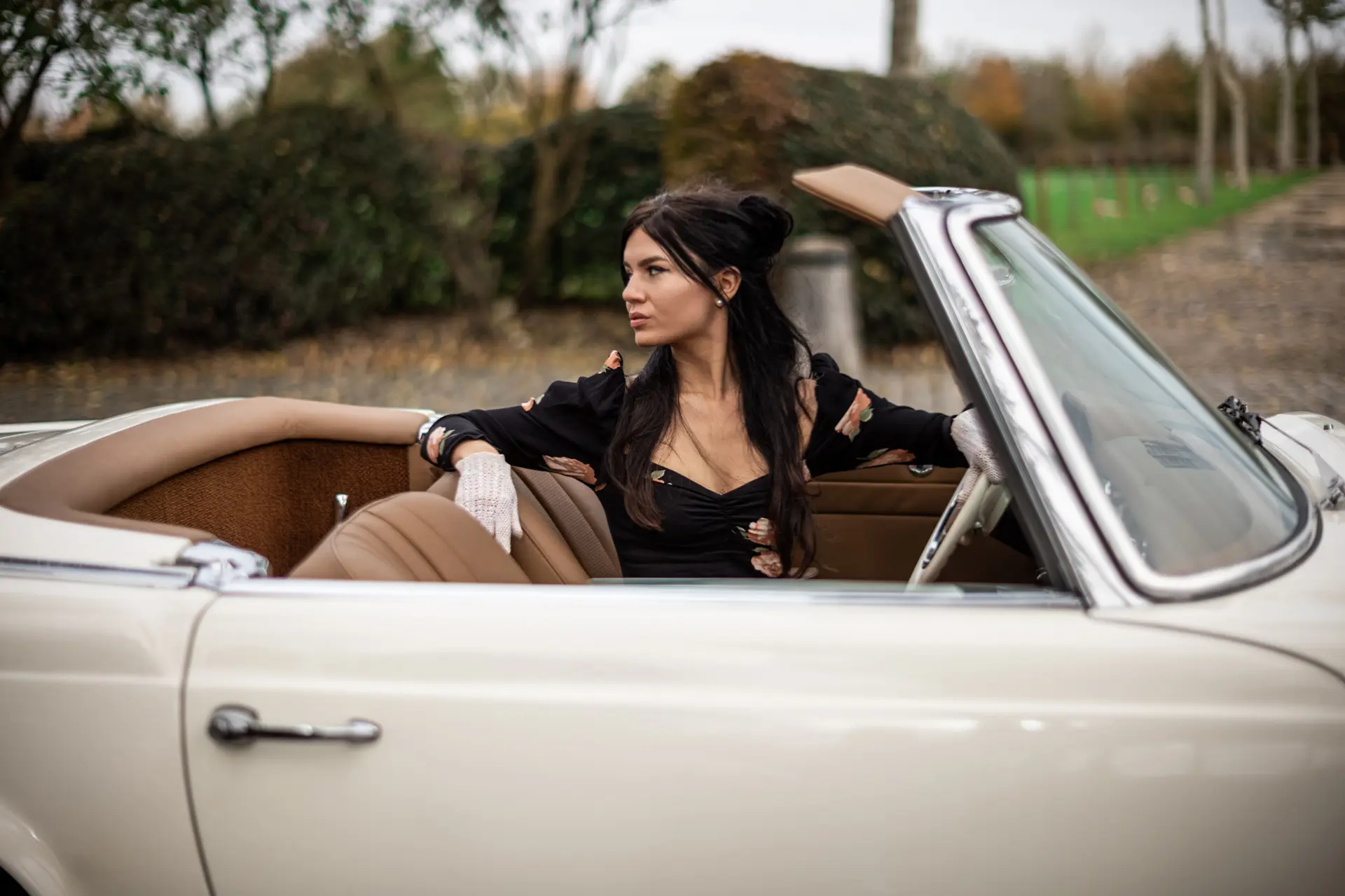Woman i an oldtimer