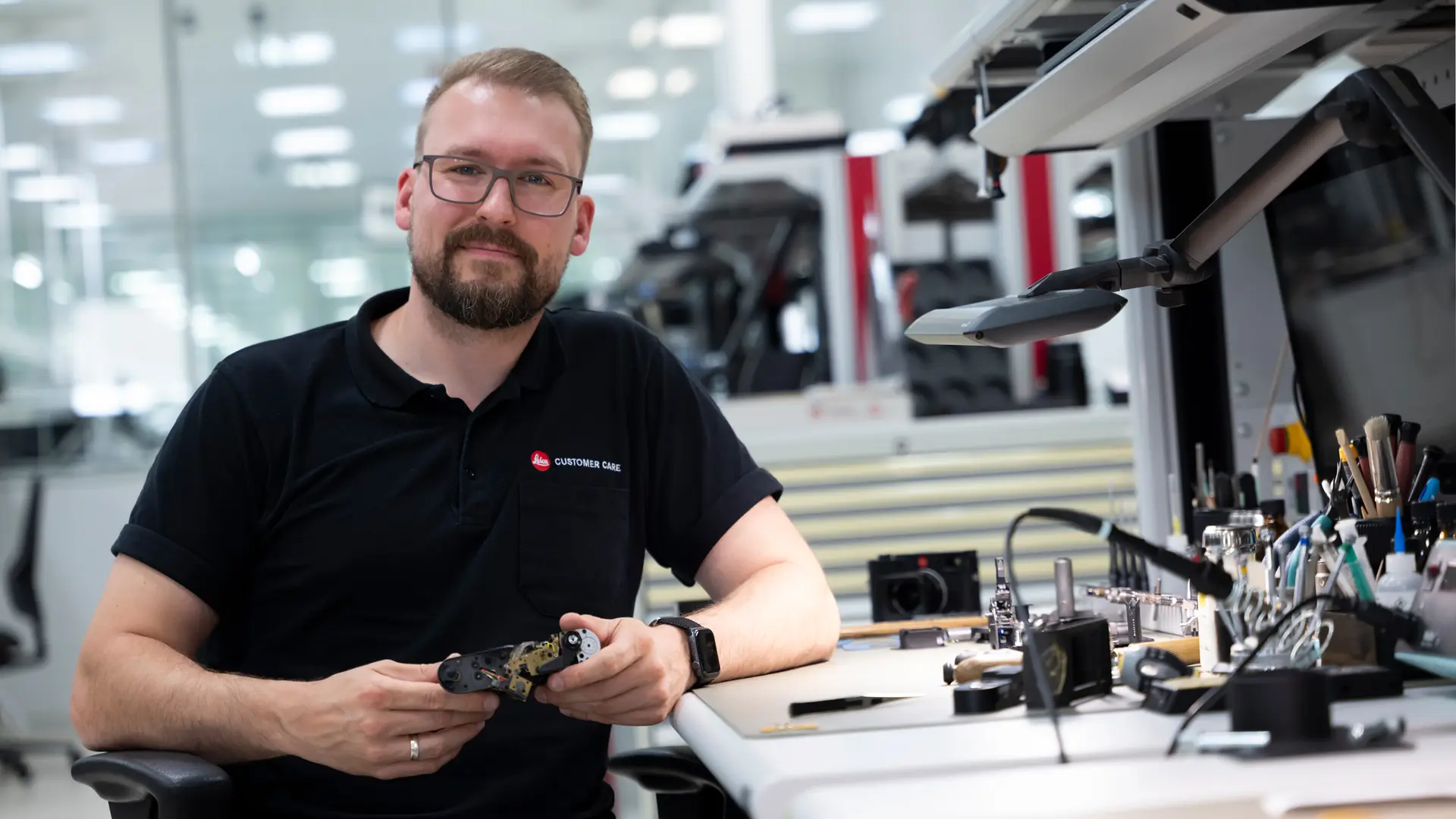 Leica employe customer care