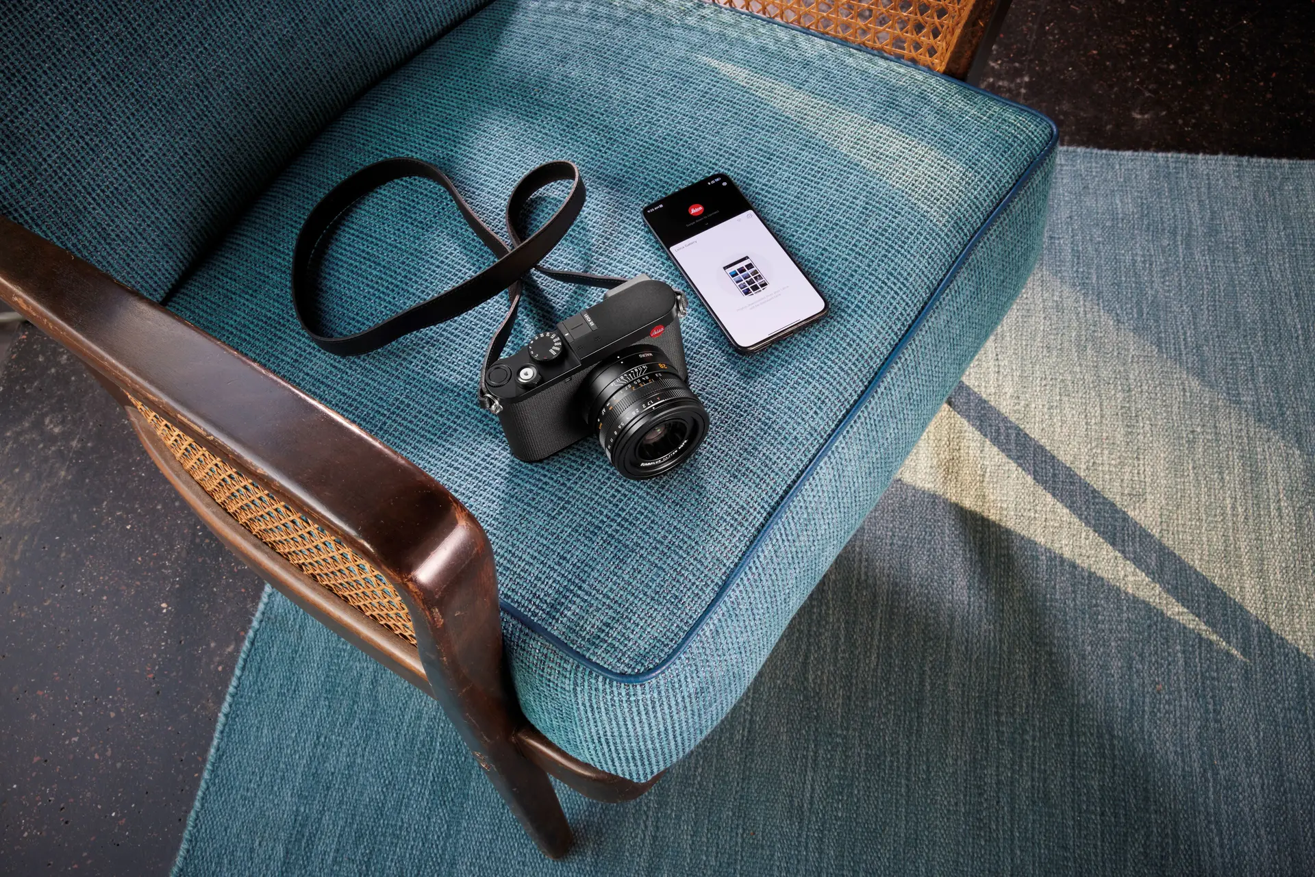 Eine Leica Q3 liegt auf einem Stuhl.