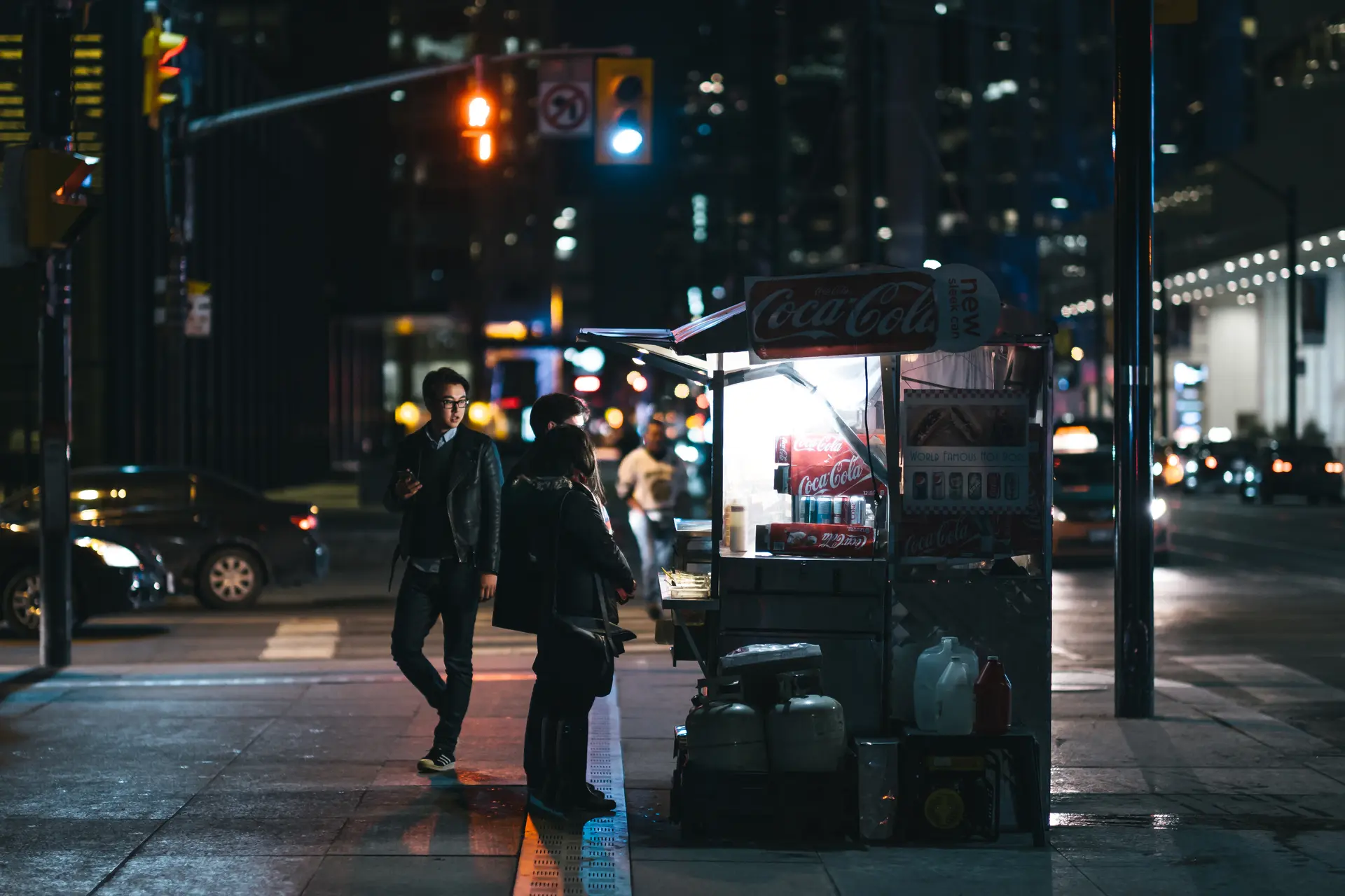 2 people at night in front of a snack bar
