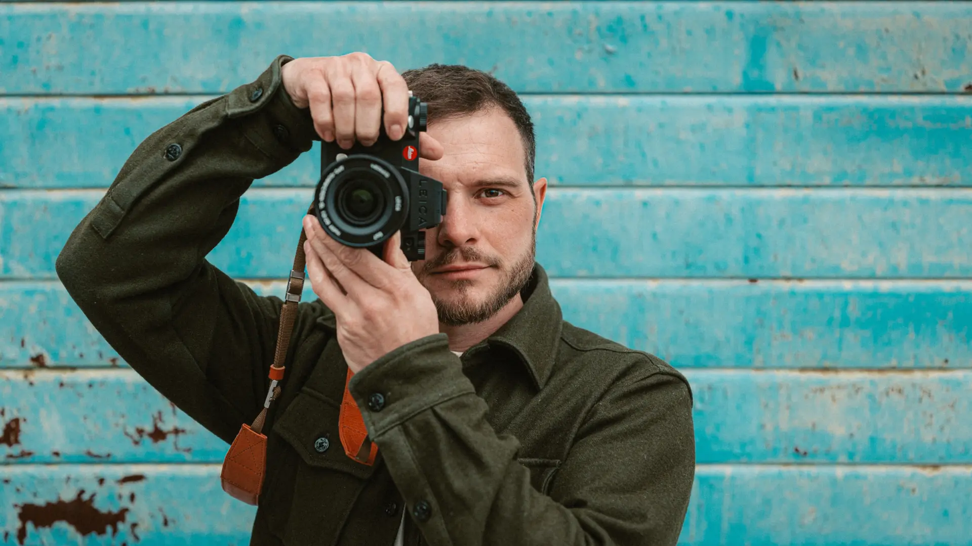 Photographer Christof Wolf with the Leica SL3-S.