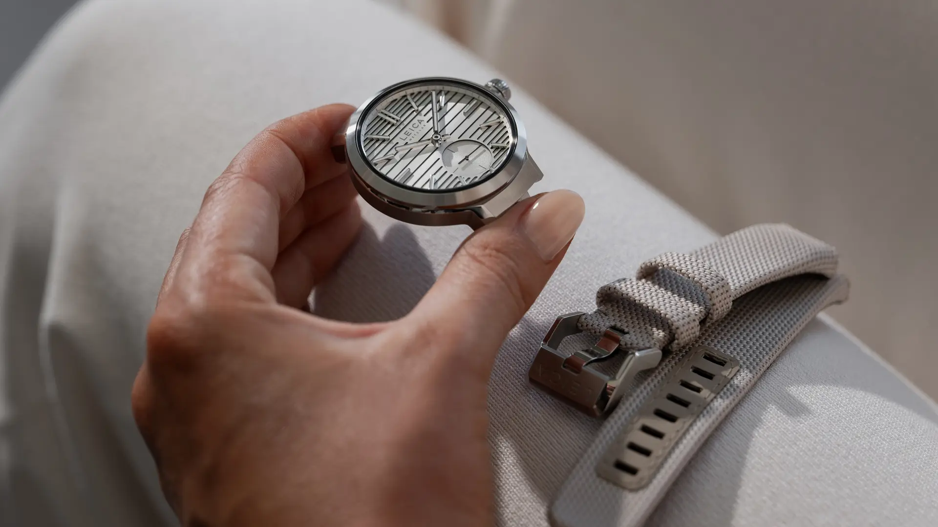 Woman with the Watch ZM 12 body and a strap 