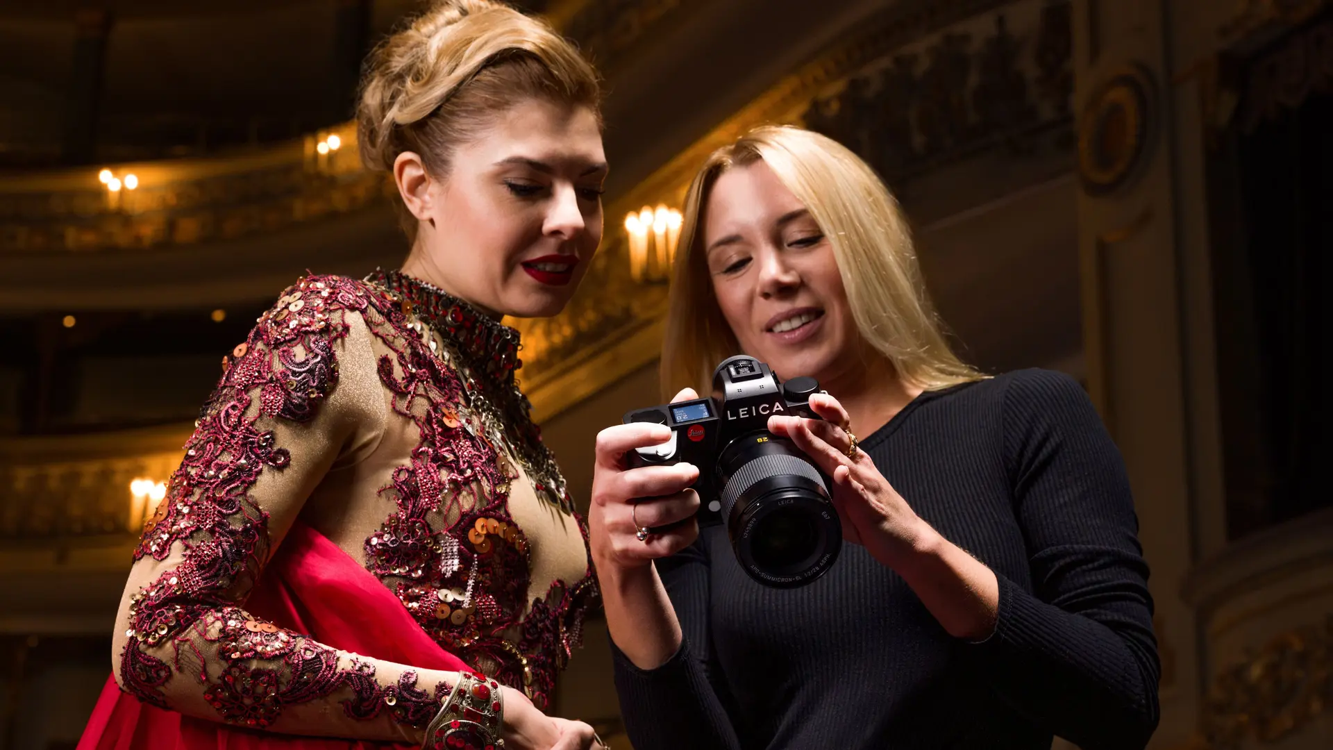 Xiomara Bender and a dancer look at their pictures on the Leica SL3 together.