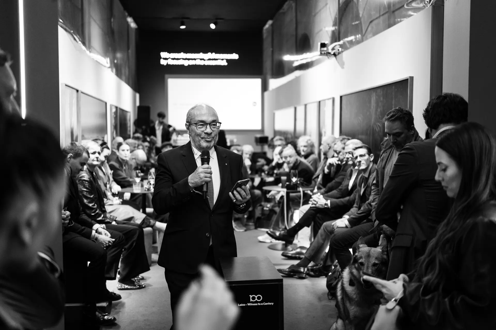 Dr. Andreas Kaufmann holding a speech infront of guests.