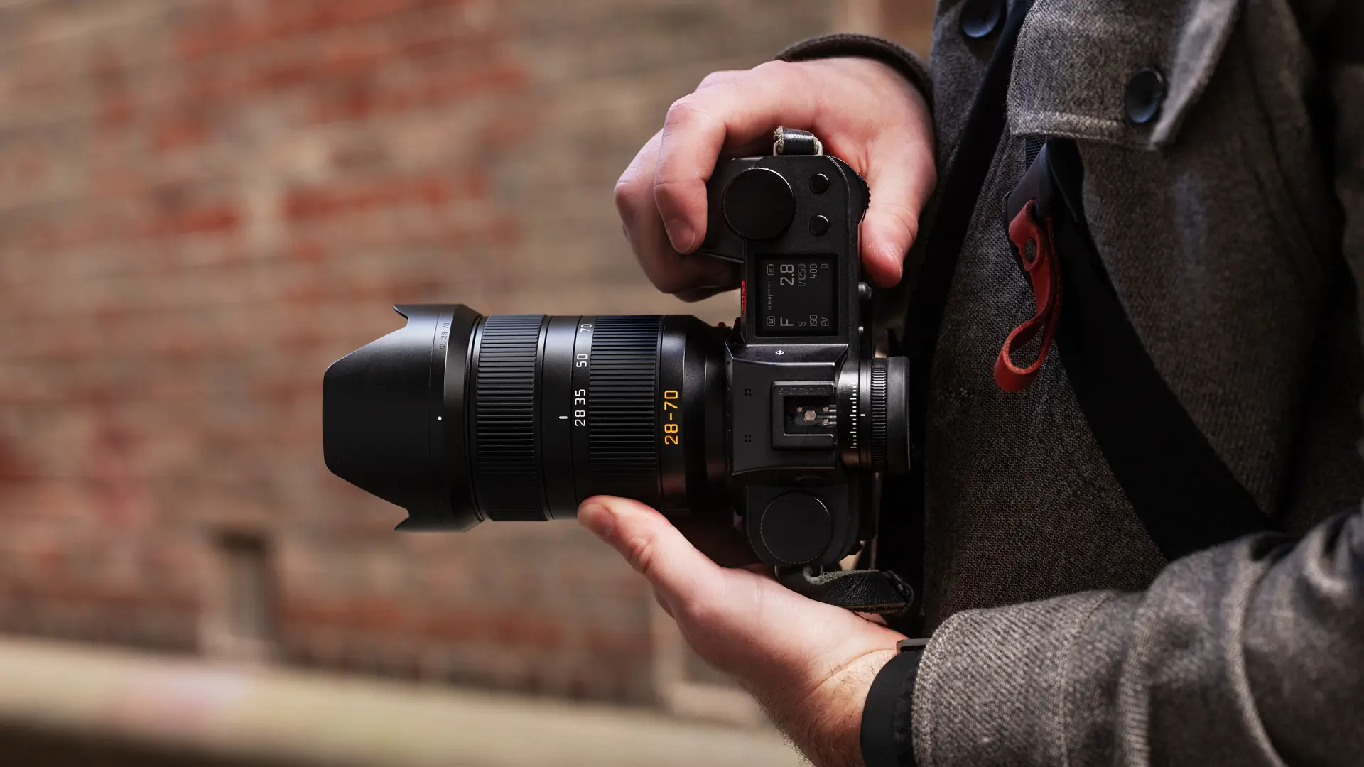 Leica SL3-S with Vario Elmarit-SL 28-70 in hands