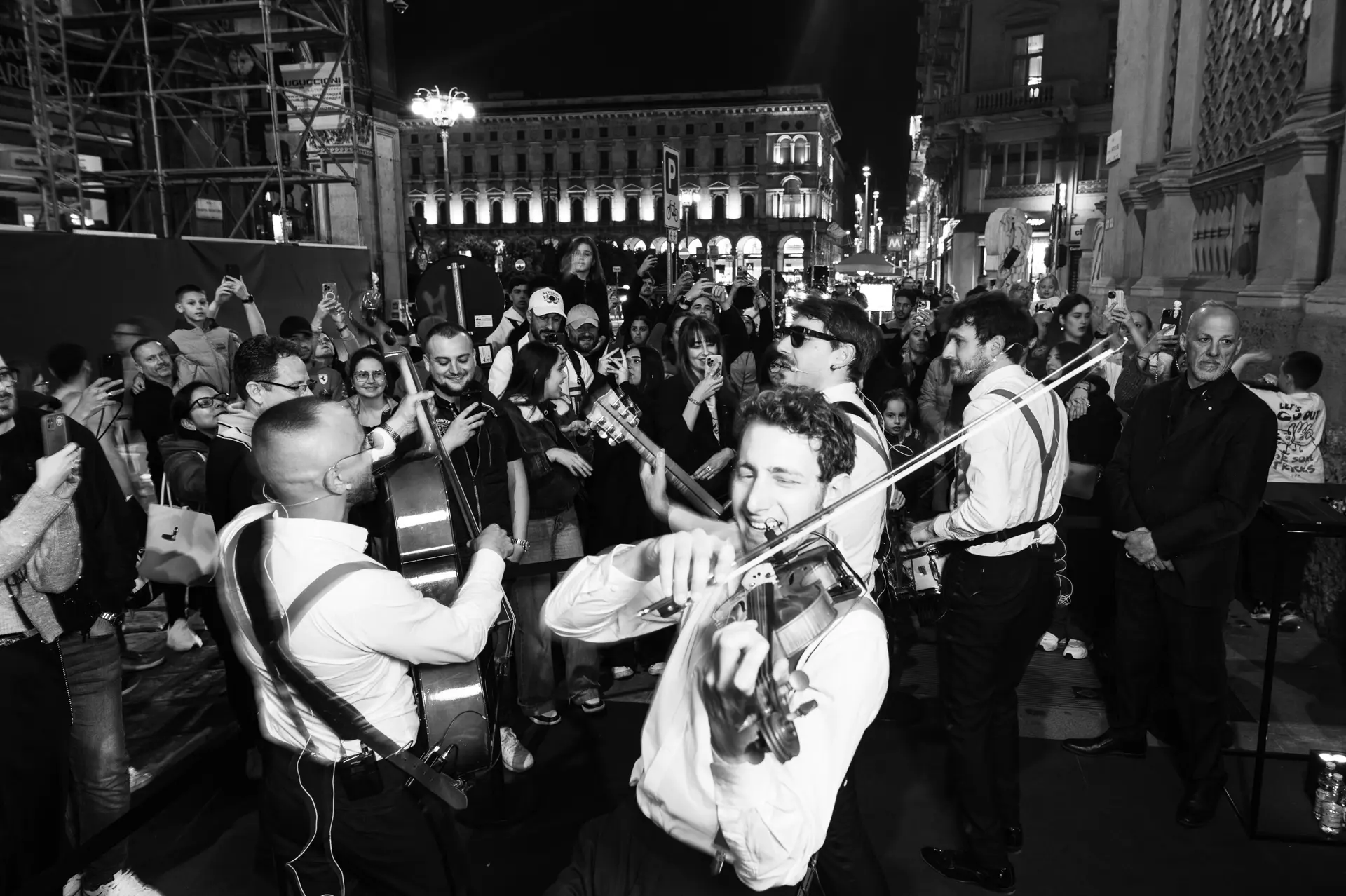 Street musicans infront of the Leica store in Milan