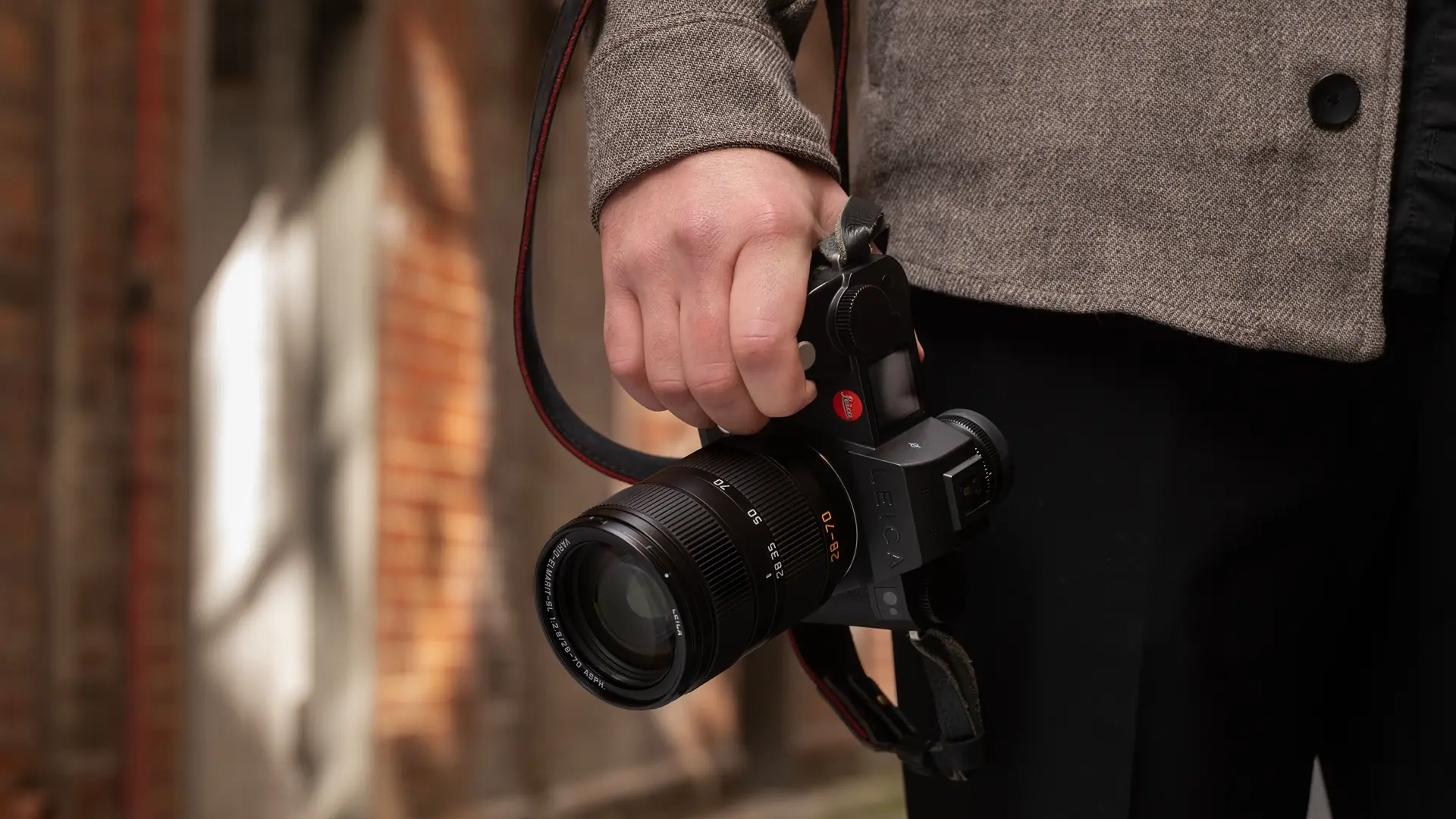 Man is holding Leica SL3-S