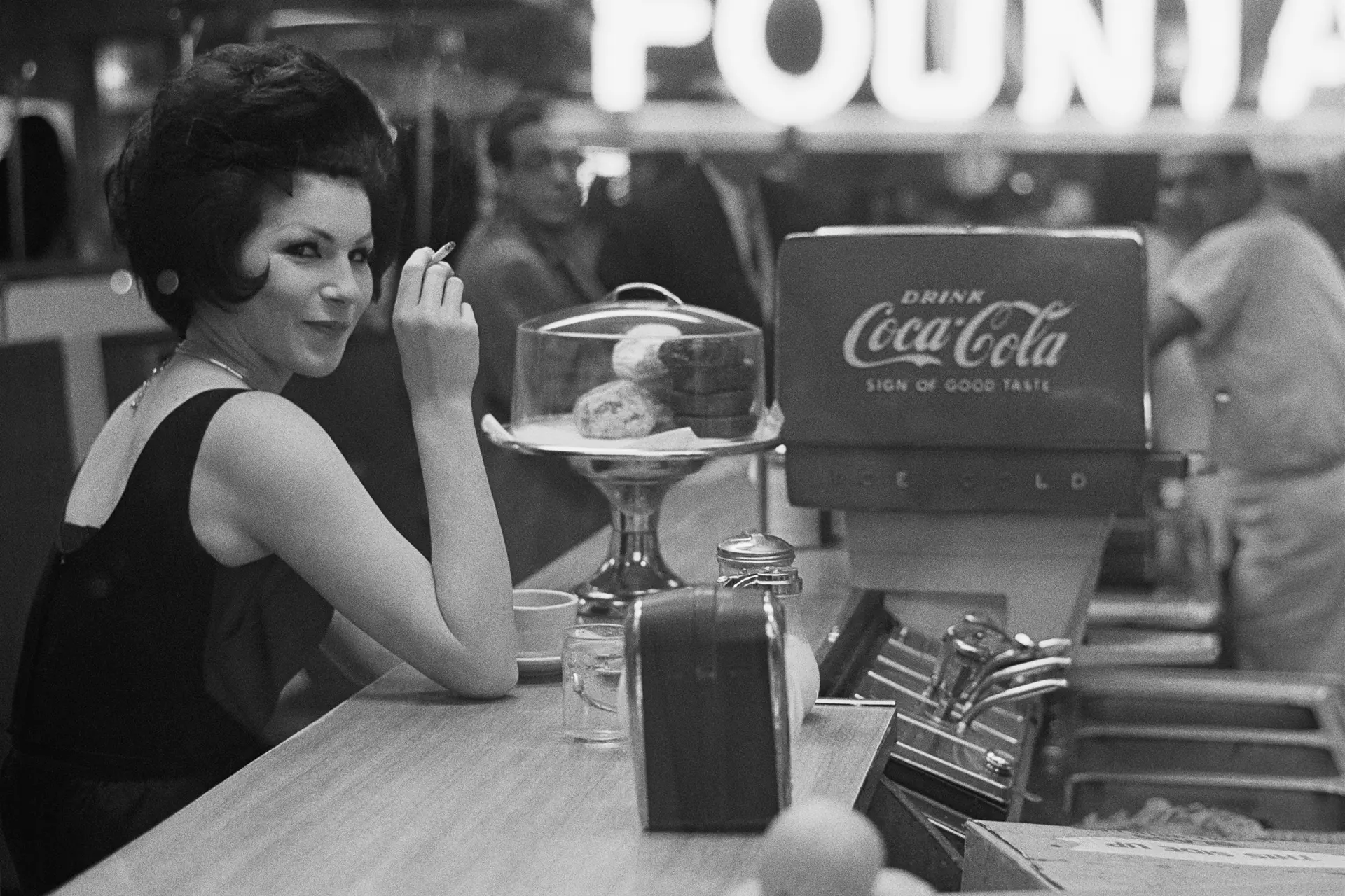 nice woman in a bar black and white photographie