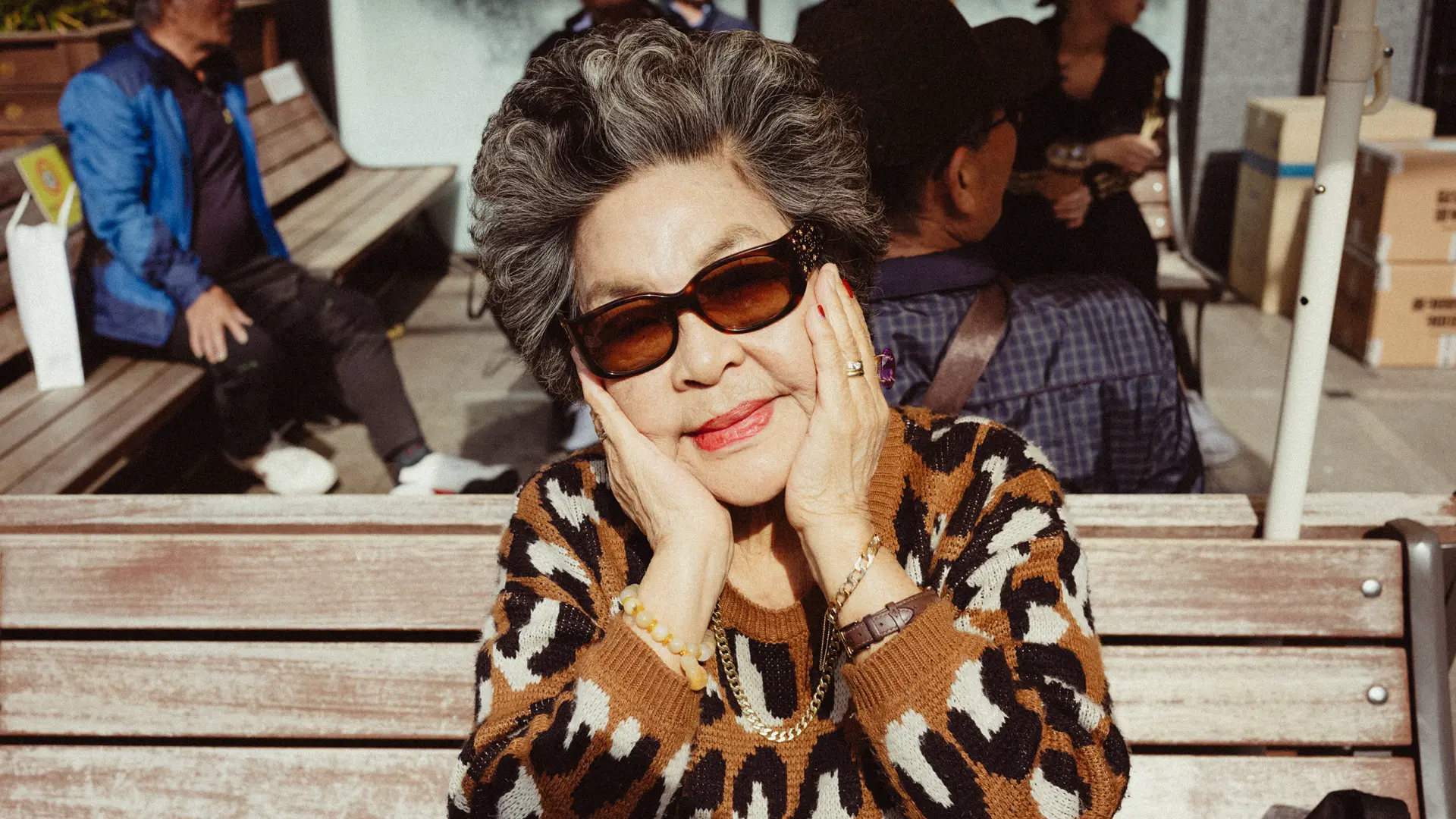 Personne avec des lunettes de soleil qui tient son visage dans ses mains