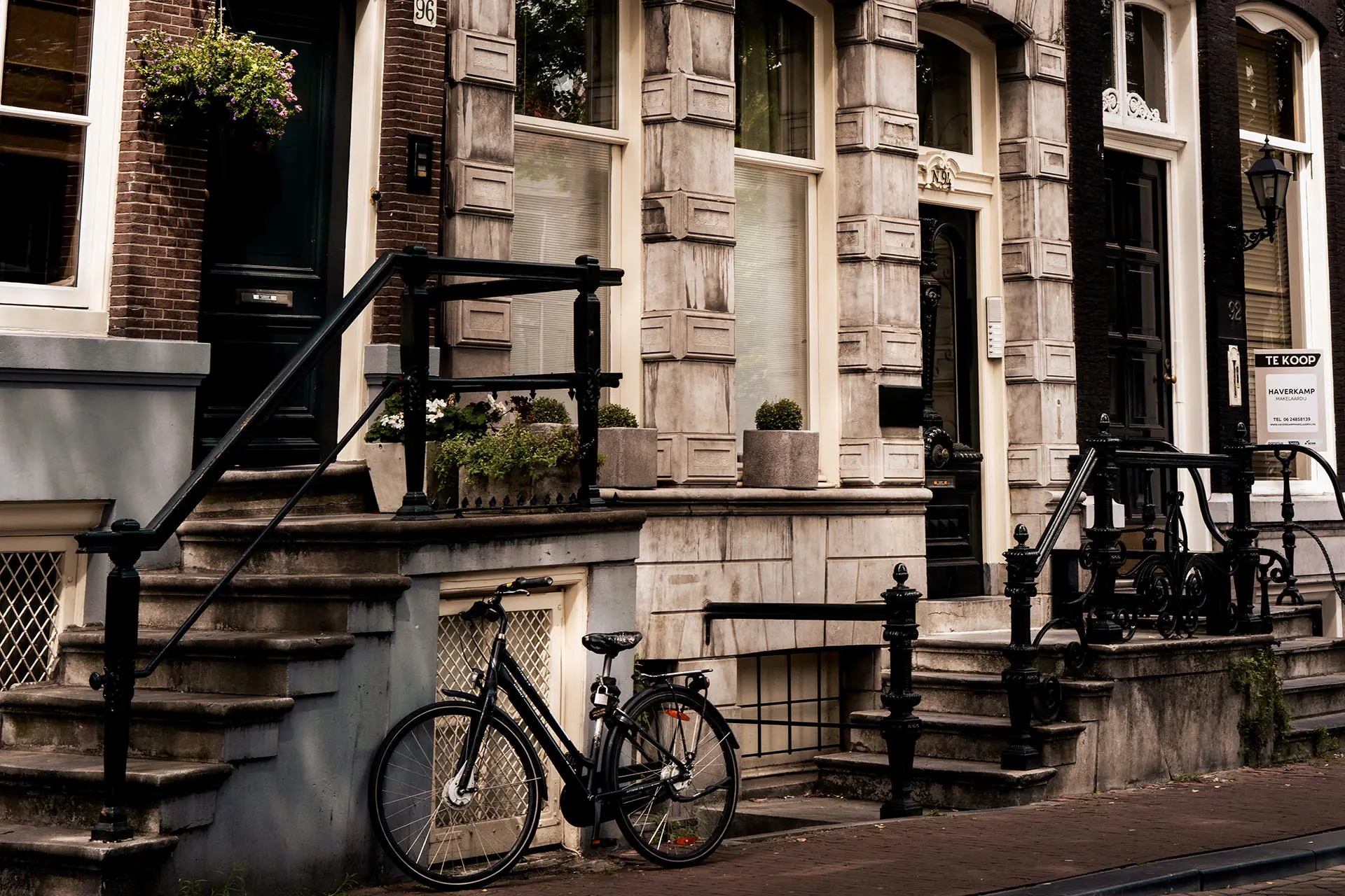 A bicycle in front of the Amsterdam architecture