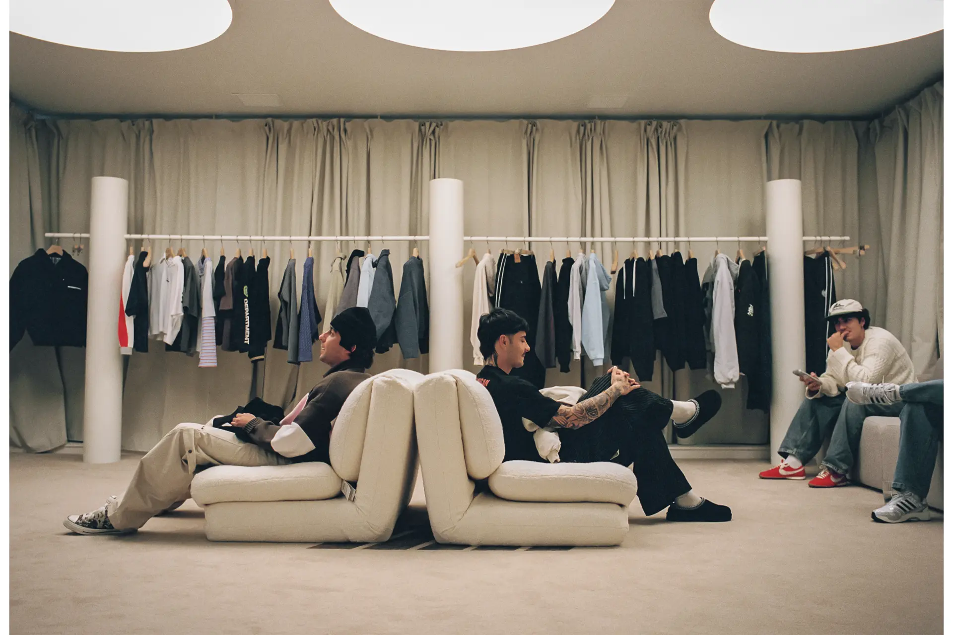 Chicos sentados en unos sofás