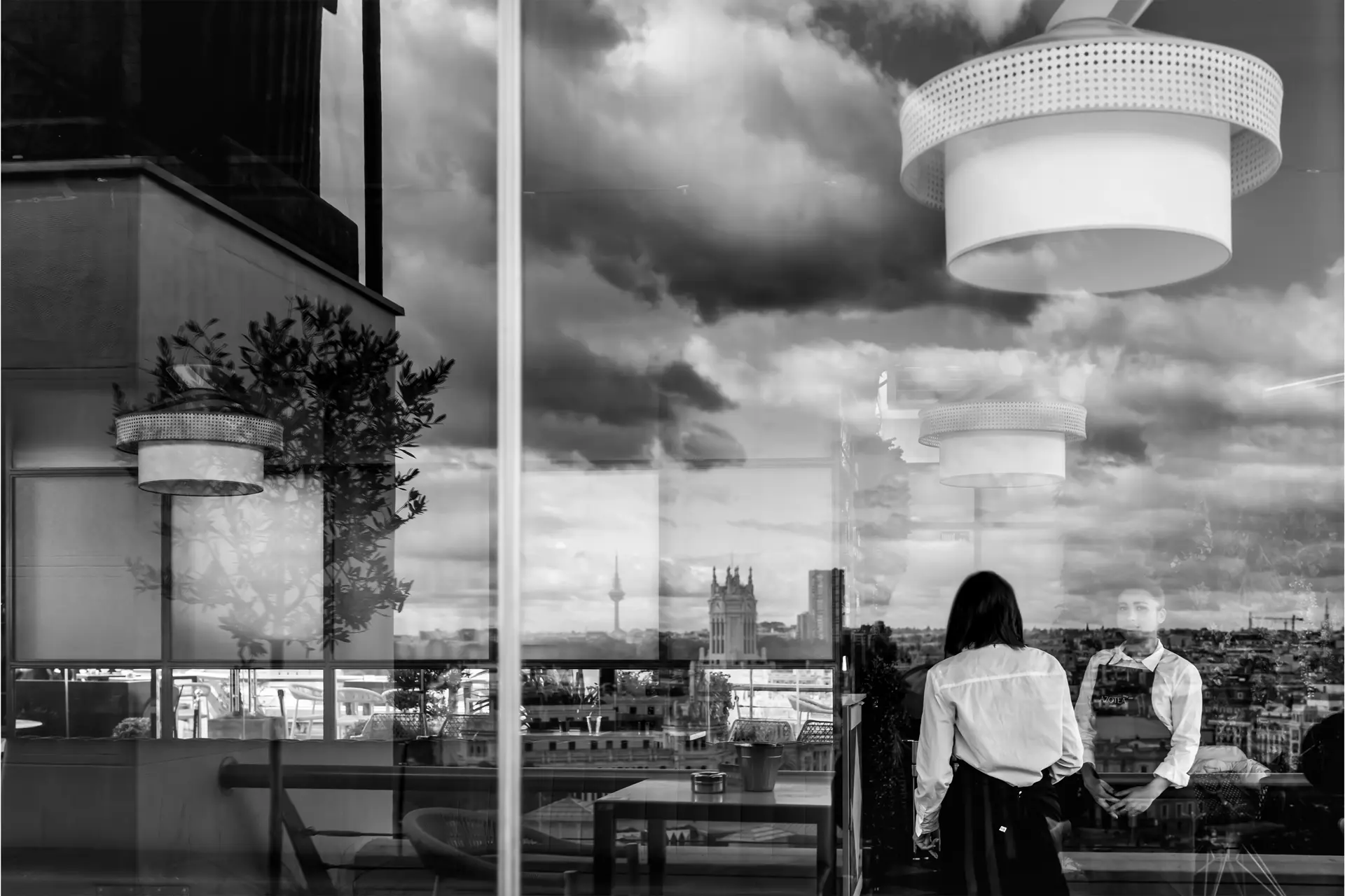 Camareras trabajando vistas a través de un cristal