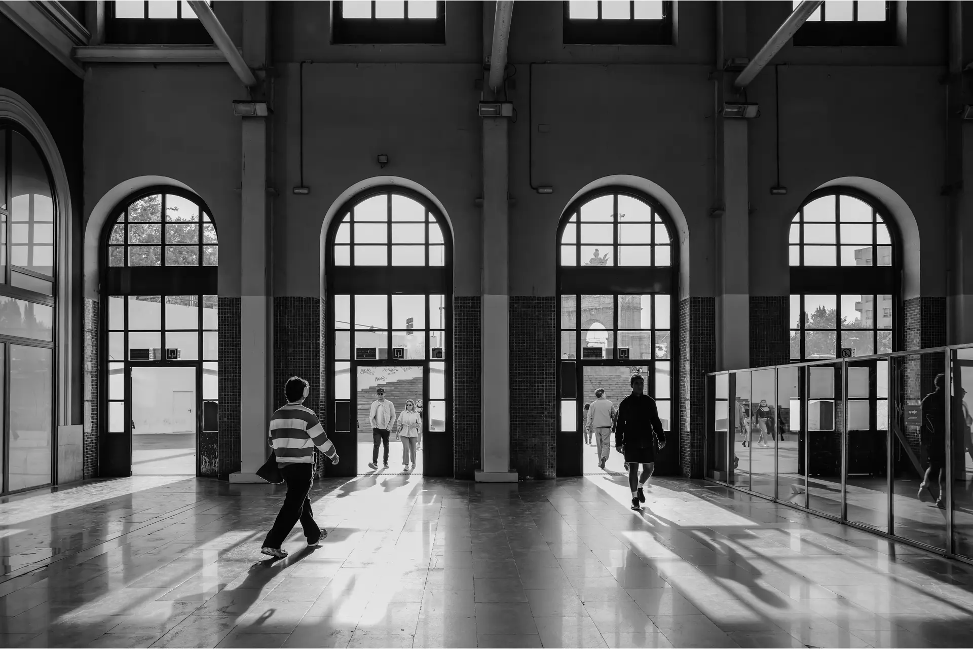 Puertas edifico con gente entrando y saliendo