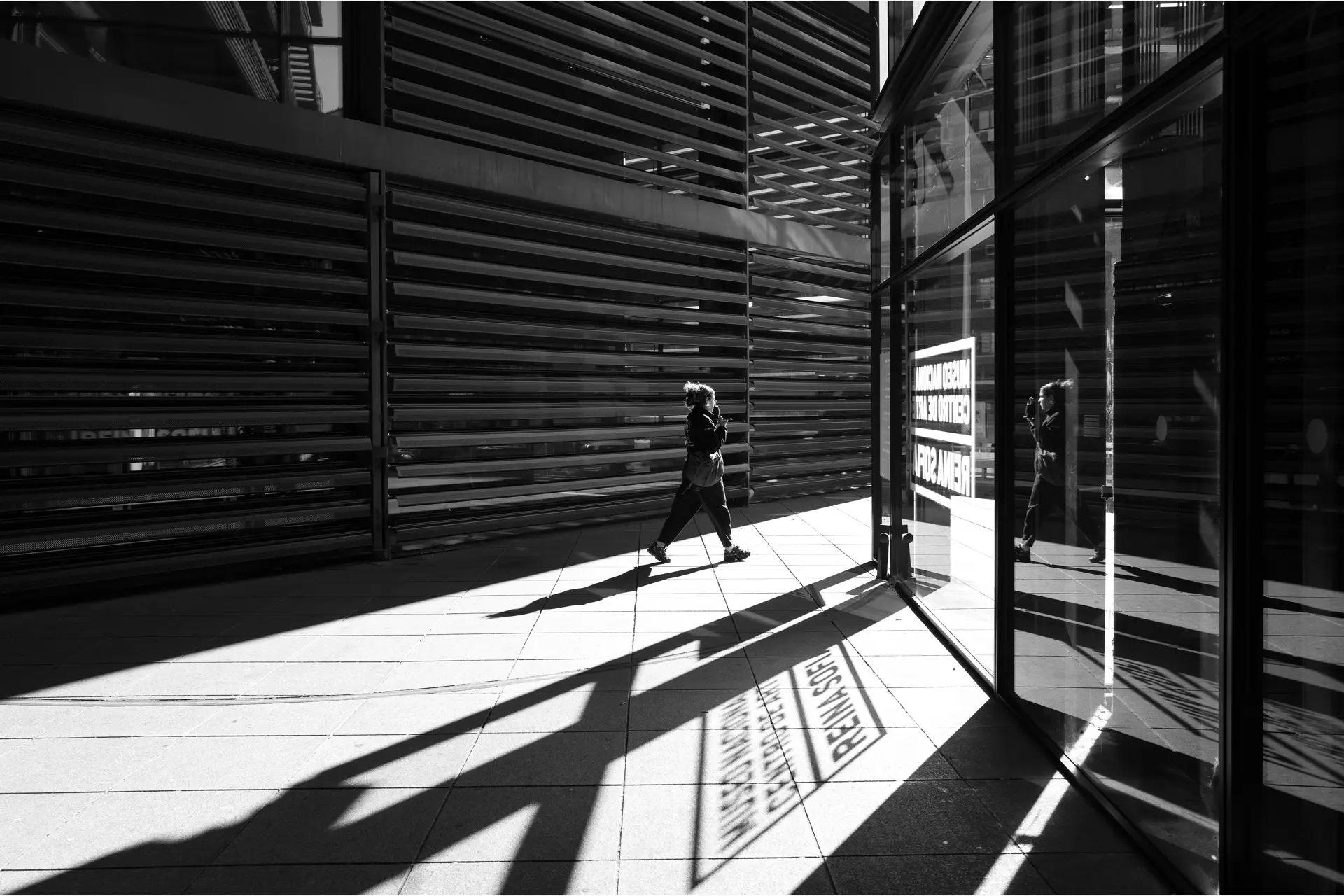 Mujer caminando entre edificios