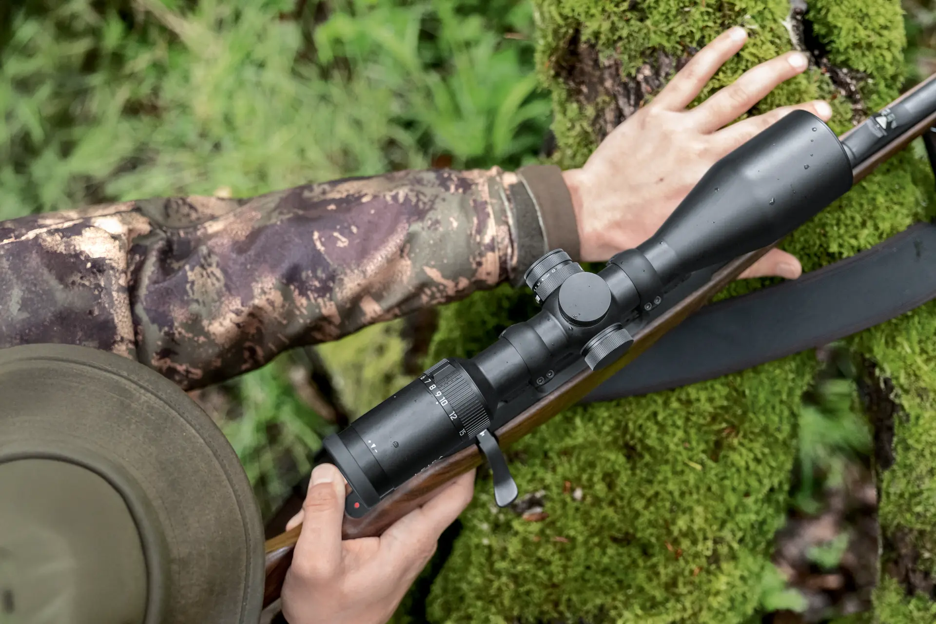 A hunter is aiming with his Leica Fortis 